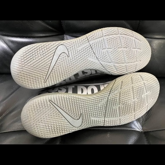 Men’s size 11Nike indoor soccer shoes - Picture 6 of 9